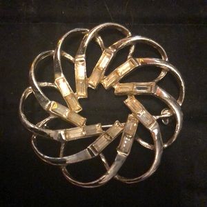 NWOT Beautiful Gold Tone Rhinestone Brooch